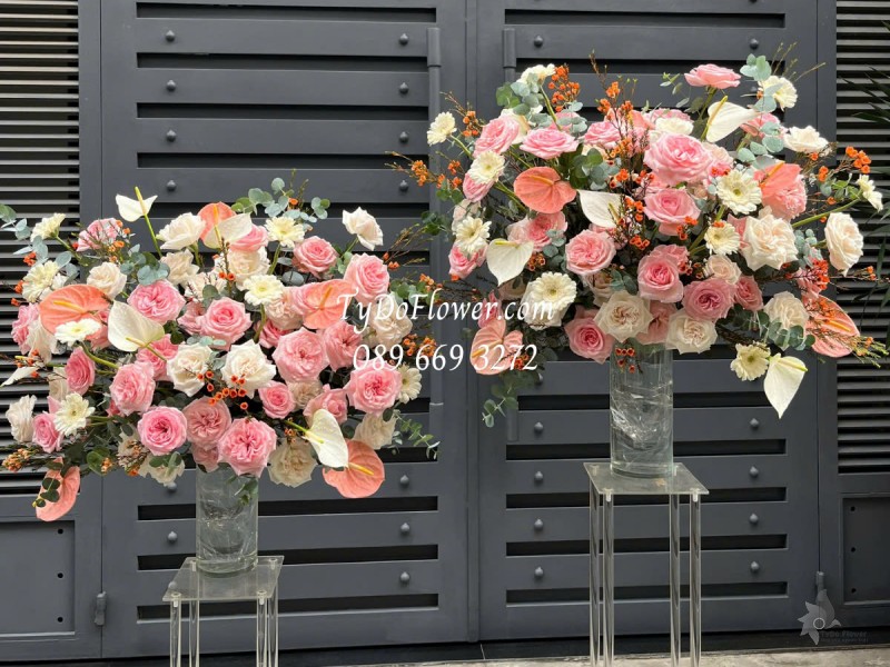 BI0325245 MỘT CẶP BÌNH HOA CHÚC MỪNG Thiết kế Hoa Hồng Pink Ohara, Hoa Hồng Trắng White Ohara, Lá Hồng Môn