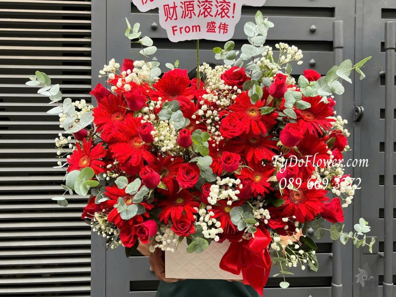 G0325247 GIỎ HOA CHÚC MỪNG Thiết kế Hoa Hồng Đỏ, Đồng Tiền Đỏ