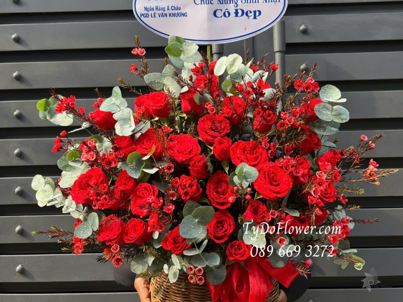 G0325248 GIỎ HOA CHÚC MỪNG SINH NHẬT Thiết kế Hoa Hồng Đỏ, Thanh Liễu Đỏ