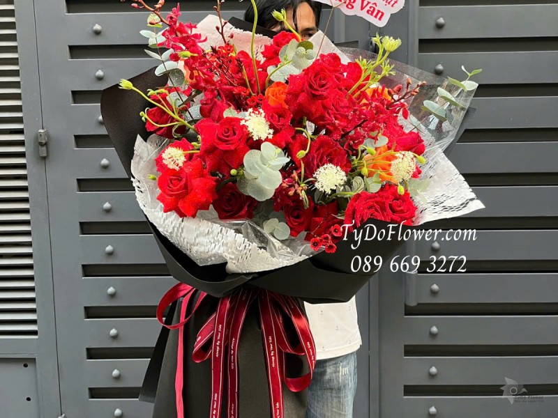 B0425290 BÓ HOA CHÚC MỪNG SINH NHẬT Thiết kế gam màu đỏ, Hoa hồng đỏ Ecuador, Thúy Châu, Mokara