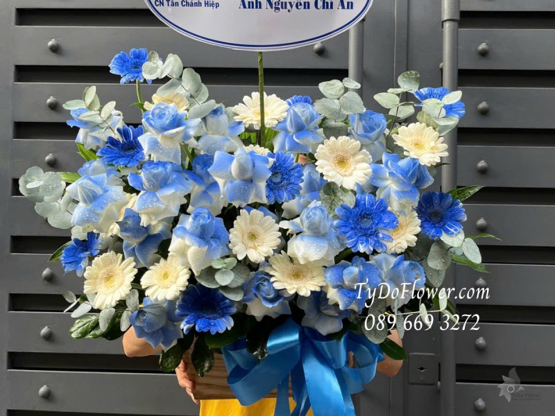 G0425291 GIỎ HOA CHÚC MỪNG SINH NHẬT Thiết kế gam màu trắng xanh dương, Hoa Hồng, Đồng Tiền Mini