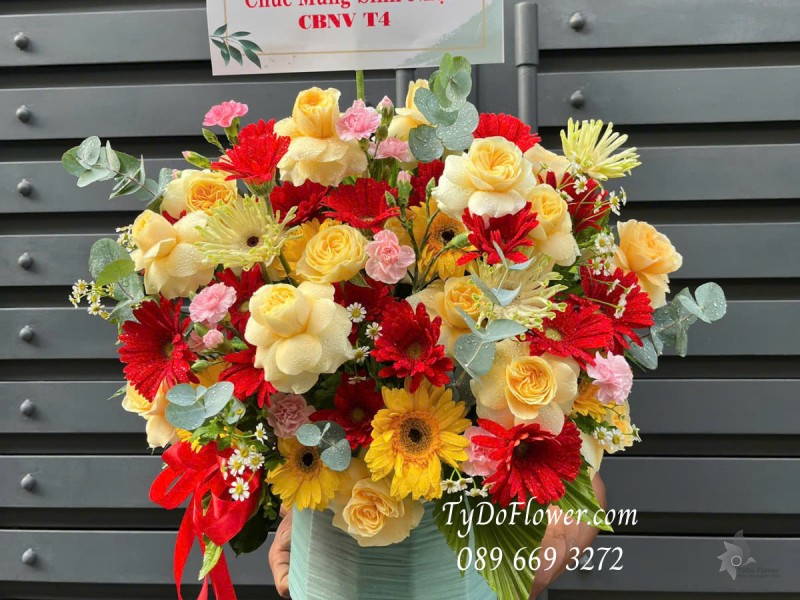 G0425297 GIỎ HOA CHÚC MỪNG SINH NHẬT Thiết kế gam màu đỏ vàng, Hoa Hồng Vàng Victor, Đồng Tiền