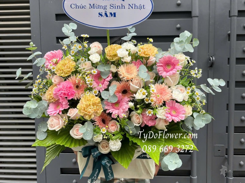 G0425302 GIỎ HOA CHÚC MỪNG SINH NHẬT Thiết kế gam màu Pastel, Hoa Hồng Kem, Phăng, Đồng Tiền