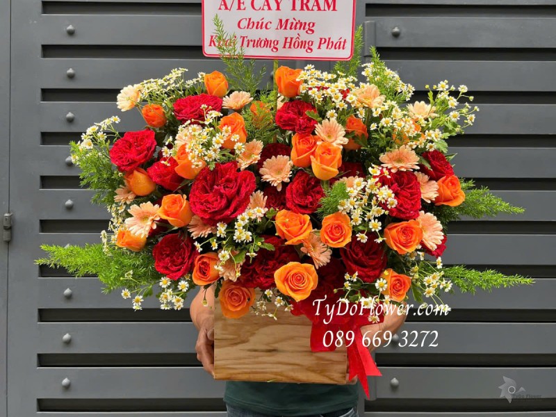 G0425305 GIỎ HOA CHÚC MỪNG KHAI TRƯƠNG HỒNG PHÁT Thiết kế gam màu trắng đỏ cam, Hoa Hồng Đỏ Red Ohara Roses, Hoa Hồng Cam Carrot