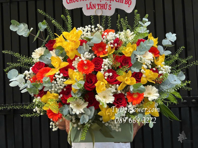 G0425306 GIỎ HOA CHÚC MỪNG ĐẠI HỘI Thiết kế gam màu đỏ vàng, Hoa Hồng, Địa Lan, Đồng Tiền