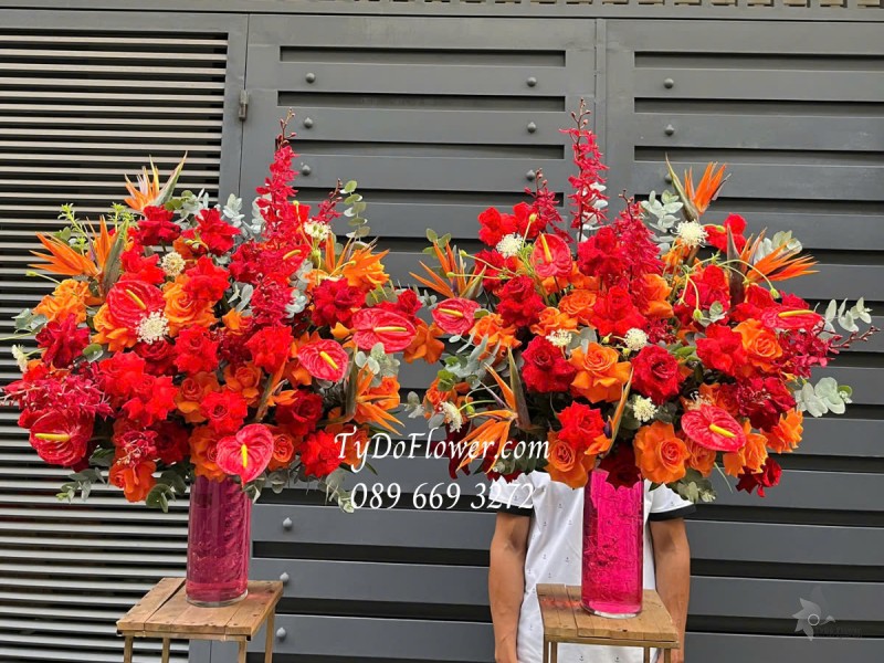 BI0325325 MỘT CẶP 02 BÌNH HOA TRANG TRÍ BÀN GIA TIÊN Thiết kế gam màu đỏ cam, Hoa Hồng Cam Party, Hoa Hồng Đỏ Ecuador, Thiên Điểu, Hồng Môn