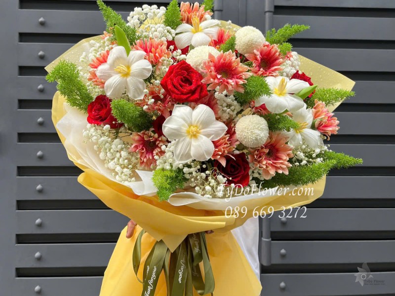 B0425338 BÓ HOA CHÚC MỪNG Thiết kế Hoa Hồng Đỏ Ecuador, Hoa Tulip, Cúc Ping Pong, Đồng Tiền, Thược Dược