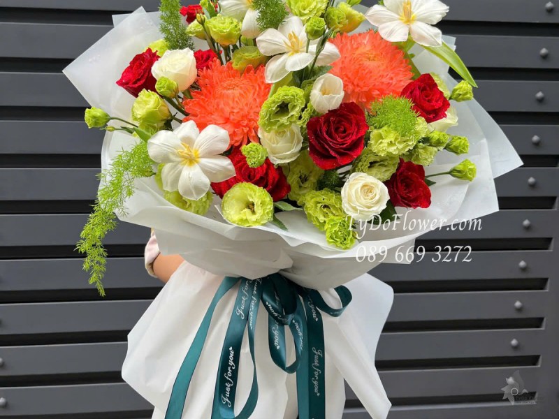 B0425339 BÓ HOA CHÚC MỪNG Thiết kế Hoa Hồng Đỏ Ecuador, Hoa Tulip, Hoa Hồng Trắng, Cát Tường Xanh, Cúc Cam