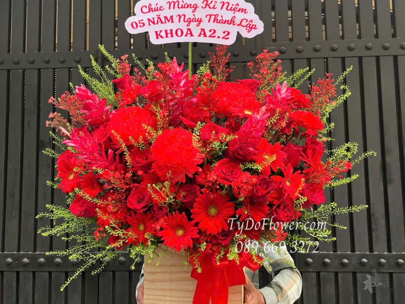 G0425342 GIỎ HOA CHÚC MỪNG NGÀY THÀNH LẬP Thiết kế gam màu đỏ, Hoa Cúc Mẫu Đơn, Đồng Tiền, Hoa Hồng, Hạnh Phúc