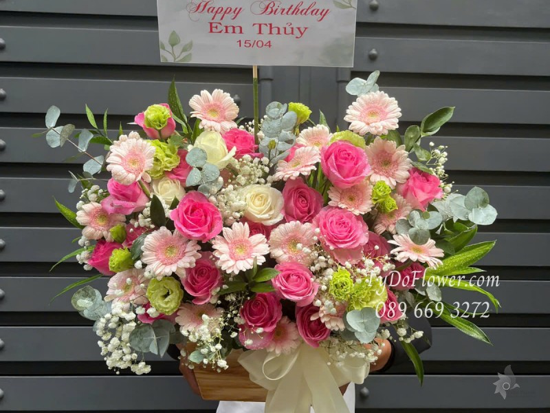 G0425343 GIỎ HOA CHÚC MỪNG SINH NHẬT Thiết kế gam màu hồng Pastel, Hoa Hồng, Đồng Tiền Mini, Cát Tường Xanh Bơ