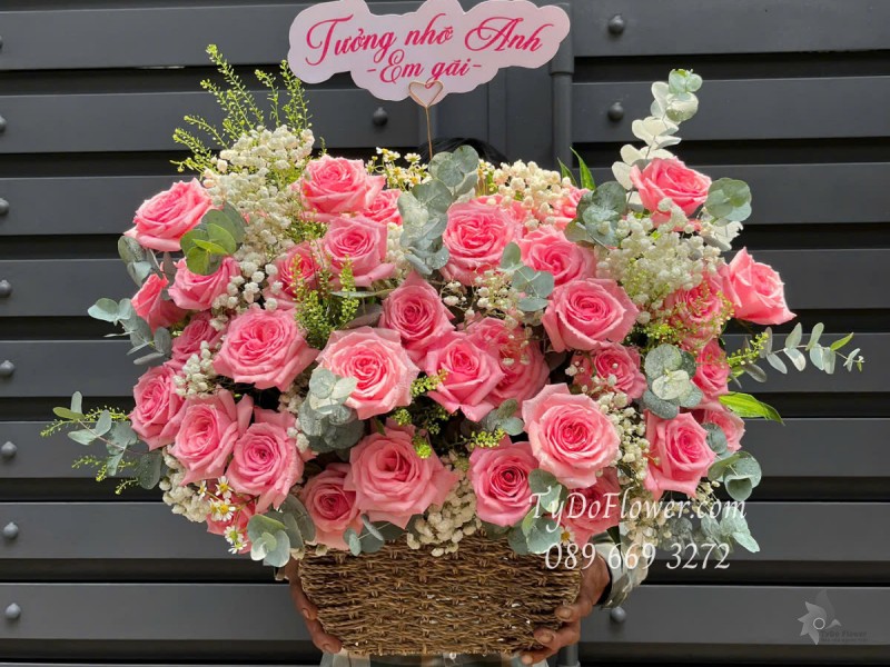 G0425344 GIỎ HOA TƯỞNG NHỚ Thiết kế Hoa Hồng Pink Ohara Roses