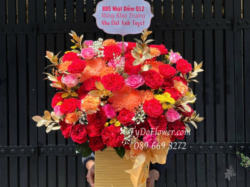 G0425345 GIỎ HOA MỪNG KHAI TRƯƠNG Thiết kế gam màu đỏ cam, Hoa Hồng Đỏ Red Ohara Roses, Cúc Cam, Cẩm Chướng, Hồng Sen