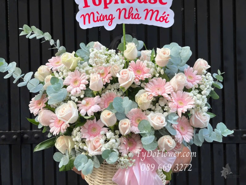 G0425346 GIỎ HOA MỪNG NHÀ MỚI Thiết kế gam màu hồng Pastel, Hoa Hồng Kem, Đồng Tiền Mini