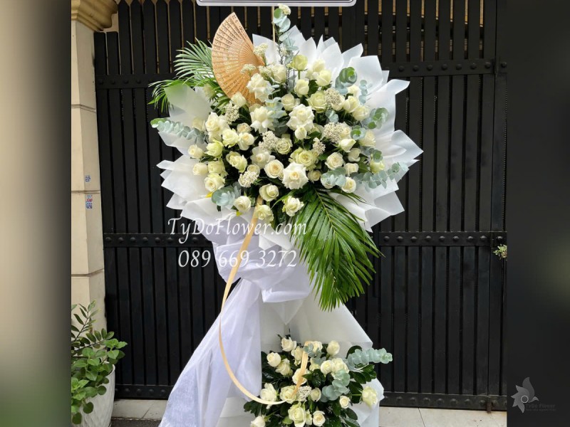 KCB0425347 KỆ HOA TANG LỄ VÒNG HOA CHIA BUỒN Kính Viếng Thiết kế 02 tầng Hoa Hồng Trắng