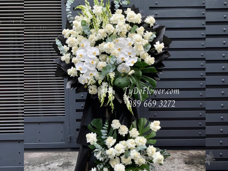 KCB0425350 KỆ HOA TANG LỄ VÒNG HOA CHIA BUỒN Kính Viếng Thiết kế 02 tầng Hoa Hồng Trắng, Mõm Sói, Lan Hồ Điệp