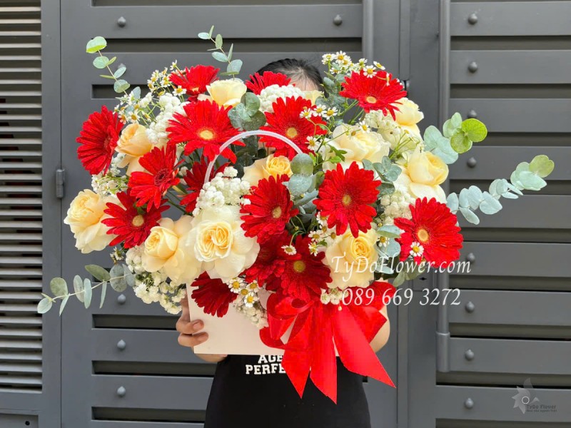 G0425353 GIỎ HOA CHÚC MỪNG Thiết kế gam màu đỏ vàng, Hoa Hồng Vàng Victor, Đồng Tiền Đỏ