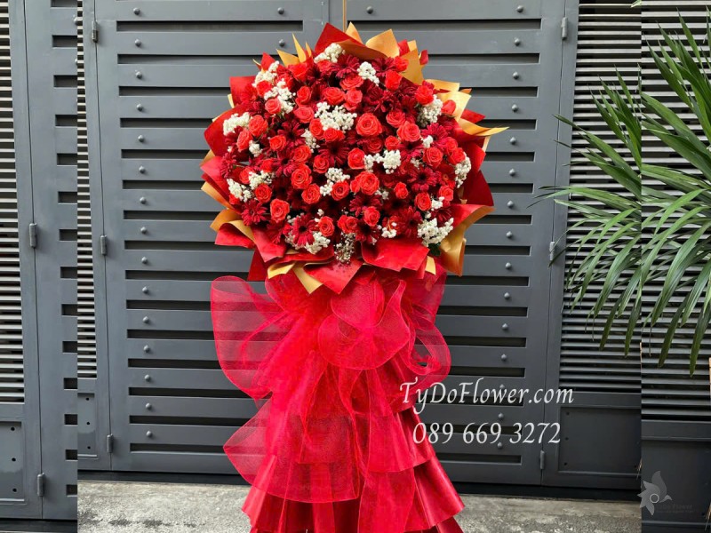 KCM0525354 KỆ HOA CHÚC MỪNG Thiết kế gam màu đỏ, Hoa Hồng, Đồng Tiền