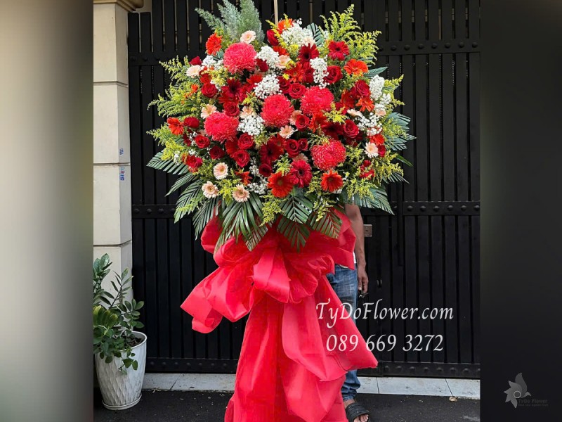 KCM0525355 KỆ HOA CHÚC MỪNG Thiết kế gam màu đỏ, Cúc Mẫu Đơn, Hoa Hồng, Đồng Tiền