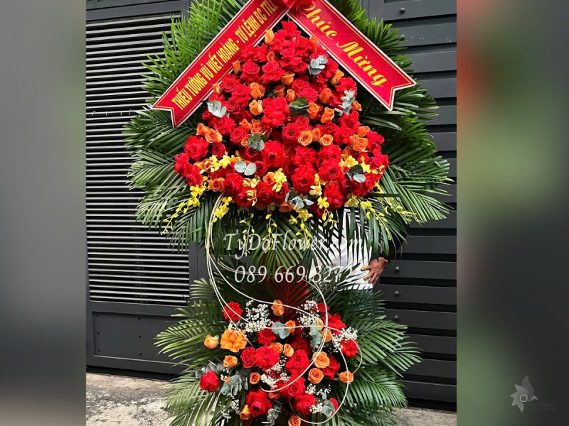 KCM0525356 KỆ HOA CHÚC MỪNG Thiết kế gam màu đỏ, chủ đạo Hoa Hồng