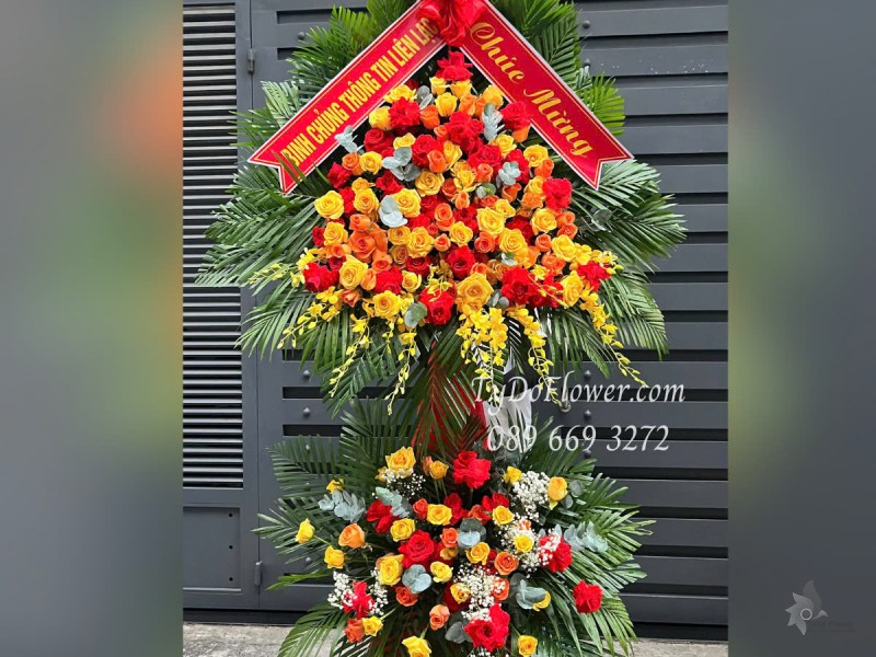 KCM0525357 KỆ HOA CHÚC MỪNG Thiết kế gam màu đỏ cam vàng, chủ đạo Hoa Hồng