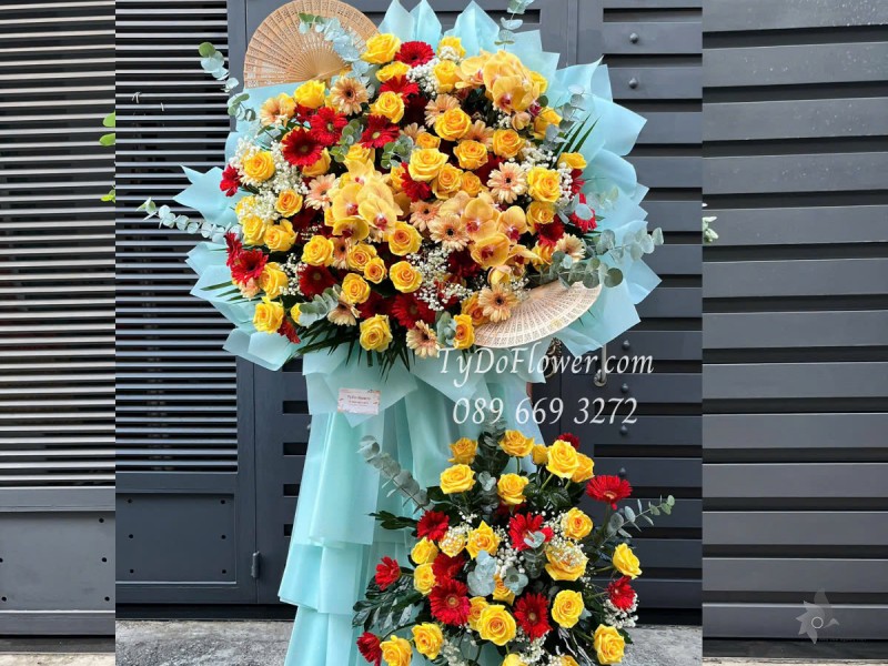 KCM0525358 KỆ HOA CHÚC MỪNG Thiết kế gam màu vàng, Hoa Hồng, Đồng Tiền, Lan Hồ Điệp