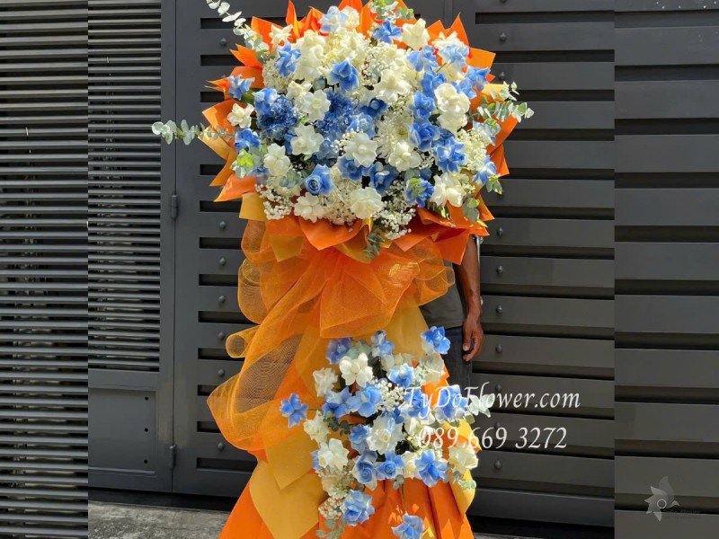 KCM0525359 KỆ HOA CHÚC MỪNG Thiết kế gam màu trắng xanh dương, chủ đạo Hoa Hồng