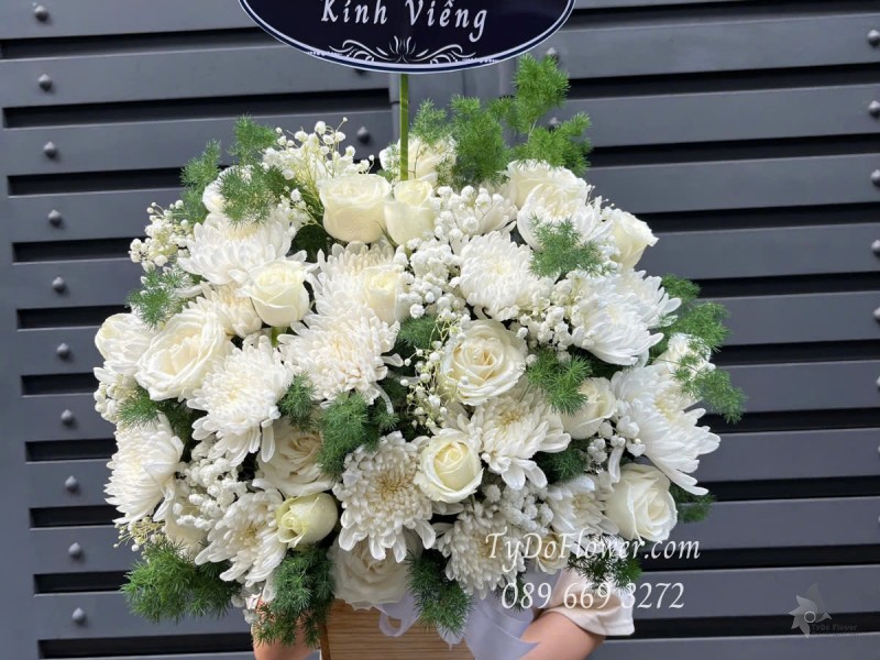 G0525361 GIỎ HOA KÍNH VIẾNG HOA CHIA BUỒN Thiết kế gam màu trắng, Hoa Hồng, Hoa Cúc