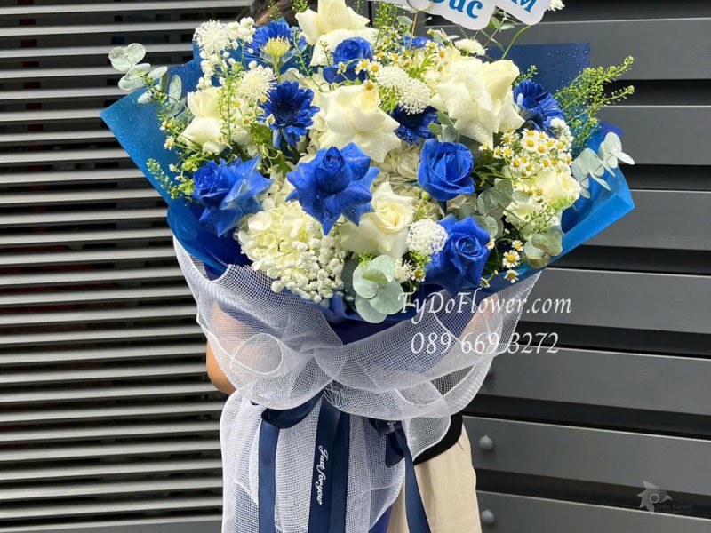 B0525371 BÓ HOA CHÚC MỪNG Thiết kế gam màu trắng xanh dương, chủ đạo Hoa Hồng
