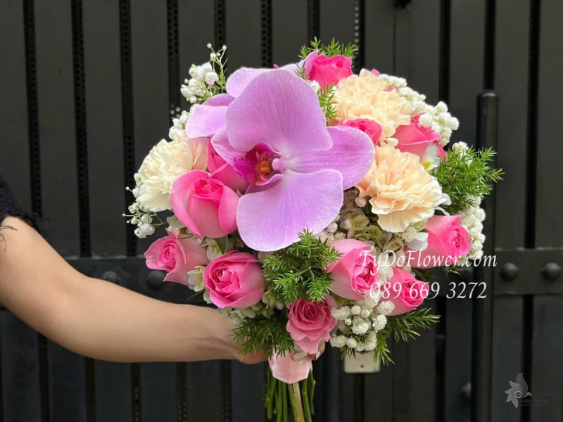 B0525374 BÓ HOA CÔ DÂU Hoa Cưới Thiết Kế gam màu hồng