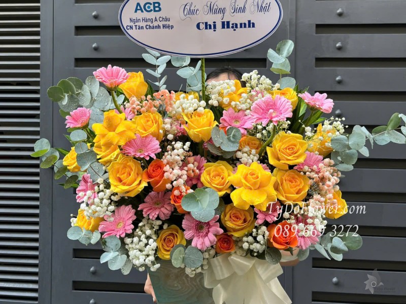 G0525376 GIỎ HOA CHÚC MỪNG SINH NHẬT Thiết kế gam màu vàng, Hoa Hồng Vàng Gold, Đồng Tiền Mini hồng