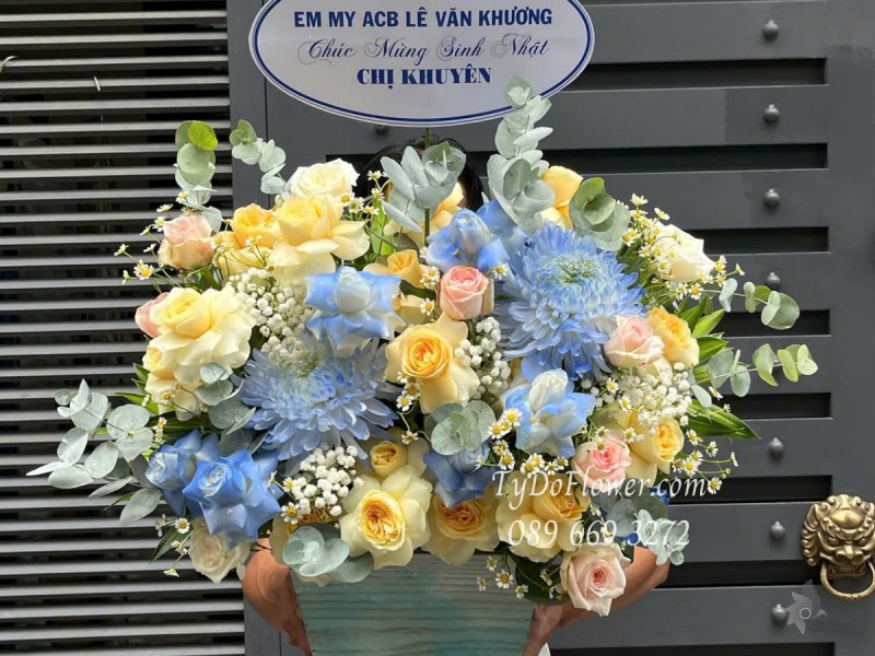 G0525377 GIỎ HOA CHÚC MỪNG SINH NHẬT Thiết kế gam màu vàng xanh dương, Hoa Hồng Vàng Victor, Hoa Cúc Xanh