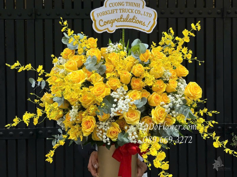 G0525378 GIỎ HOA CHÚC MỪNG Thiết kế gam màu vàng, Hoa Hồng Vàng Gold, Hoa Lan Vũ Nữ