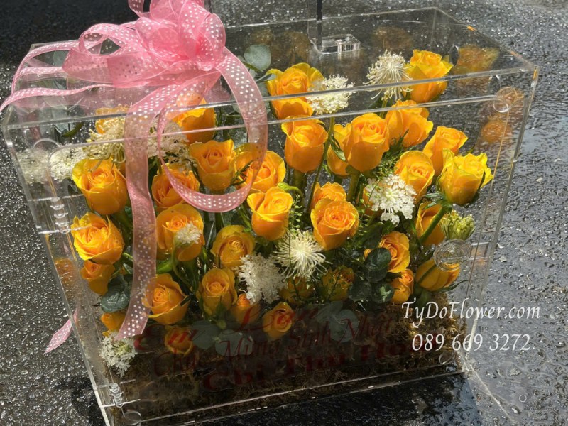G0525383 GIỎ HỘP HOA MICA CAO CẤP HOA CHÚC MỪNG Thiết kế Hoa Hồng Vàng Gold, Thúy Châu