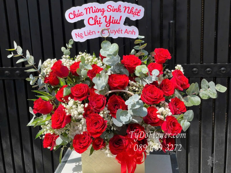 G0525386 GIỎ HOA CHÚC MỪNG SINH NHẬT Thiết kế Hoa Hồng Đỏ Ecuador