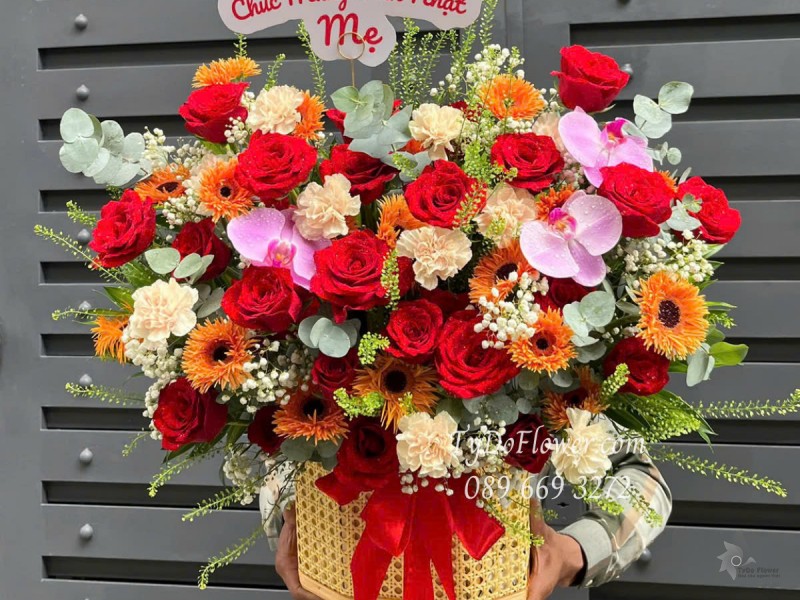 G0525387 GIỎ HOA CHÚC MỪNG SINH NHẬT MẸ Thiết kế Hoa Hồng Đỏ Ecuador, Lan Hồ Điệp, Đồng Tiền Xoăn, Cẩm Chướng