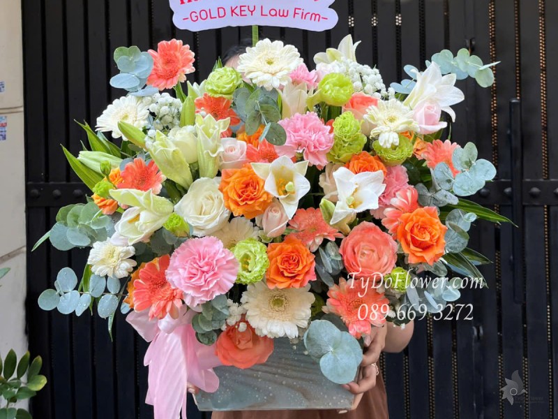 G0525393 GIỎ HOA CHÚC MỪNG Thiết kế Hoa Hồng Cam Spirit, Hoa Hồng Trắng, Hoa Lily, Đồng Tiền, Cát Tường Xanh