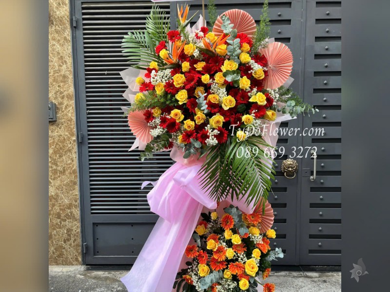 KCM0525399 KỆ HOA CHÚC MỪNG Thiết kế gam màu đỏ vàng, Hoa Hồng, Đồng Tiền