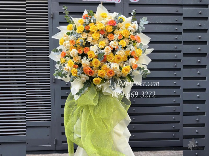 KCM0525401 KỆ HOA CHÚC MỪNG Thiết kế gam màu vàng cam, Hoa Hồng Vàng Gold, Victor, Cam Spirit