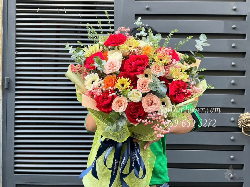 B0525403 BÓ HOA CHÚC MỪNG Thiết kế Hoa Hồng Đỏ Red Ohara Roses, Hoa Hồng Cam, Đồng Tiền Tua