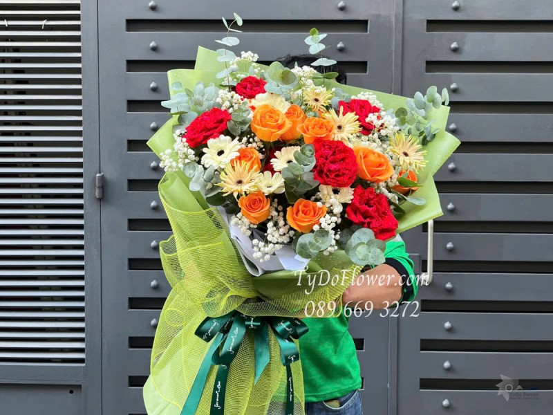 B0525405 BÓ HOA CHÚC MỪNG Thiết kế Hoa Hồng Đỏ Red Ohara, Cam Spirit, Đồng Tiền