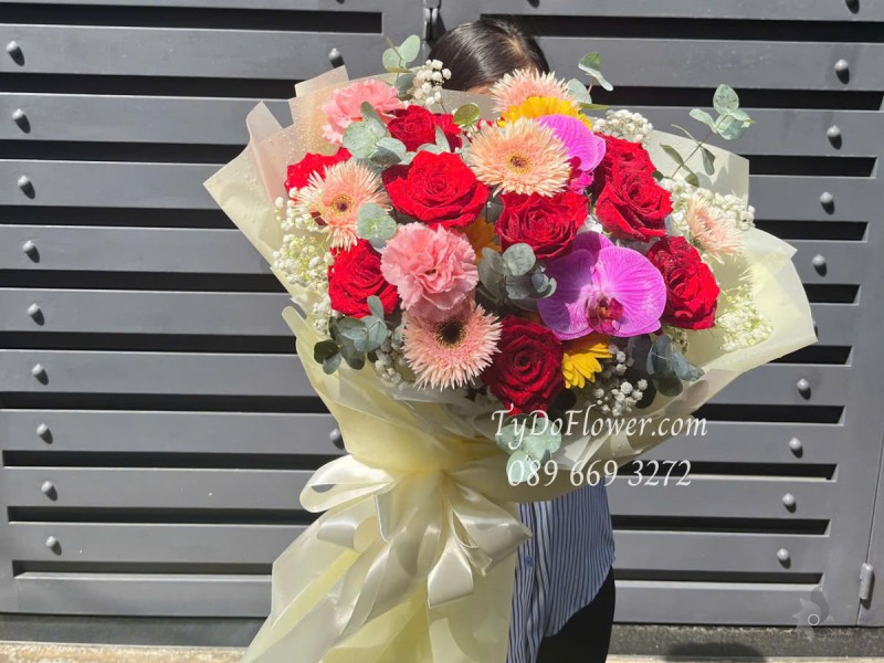 B0525407 BÓ HOA CHÚC MỪNG Thiết kế Hoa Hồng Đỏ Red Ohara, Đồng Tiền, Lan Hồ Điệp