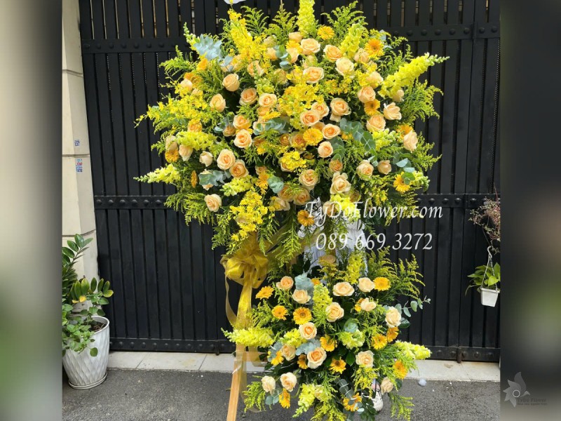 KCM0525415 KỆ HOA CHÚC MỪNG Thiết kế gam màu vàng, Hoa Hồng Cam, Lan Vũ Nữ, Phi Yến, Đồng Tiền, Hoàng Anh