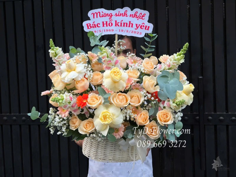 G0525418 GIỎ HOA CHÚC MỪNG SINH NHẬT Thiết kế Hoa Hồng Cam, Vàng Victor