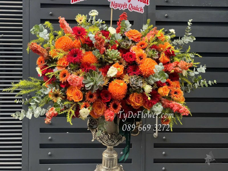 BI0525420 BÌNH HOA CAO CẤP Chúc Mừng Khai Trương Hồng Phát Thiết kế gam màu Đỏ Cam, chủ đạo Hoa Hồng Đỏ Ecuador, Hoa Hồng Cam Spirit, Cúc Mẫu Đơn Cam, Đồng Tiền Tua