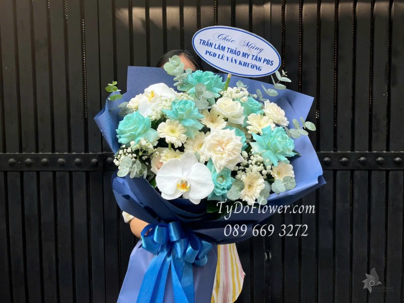B0525425 BÓ HOA CHÚC MỪNG Thiết kế Hoa Hồng Trắng Xanh Dương