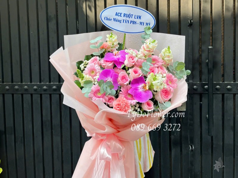 B0525426 BÓ HOA CHÚC MỪNG Thiết kế gam màu hồng tím, chủ đạo Hoa Hồng, Đồng Tiền, Lan Hồ Điệp