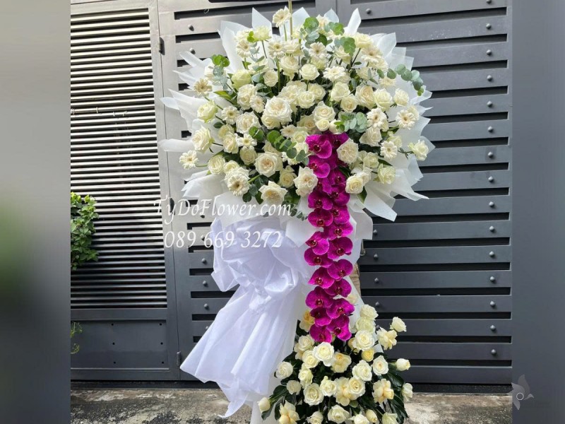 KCB0525431 KỆ HOA TANG LỄ VÒNG HOA CHIA BUỒN Kính Viếng Thiết kế 02 tầng Hoa Lan Hồ Điệp Tím, Hoa Hồng Trắng, Đồng Tiền Mini Trắng