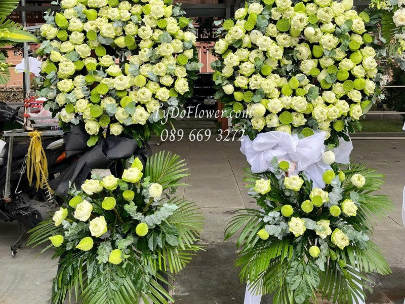 KCB0625432 MỘT CẶP KỆ HOA TANG LỄ VÒNG HOA CHIA BUỒN Thiết kế Hoa Sen Trắng