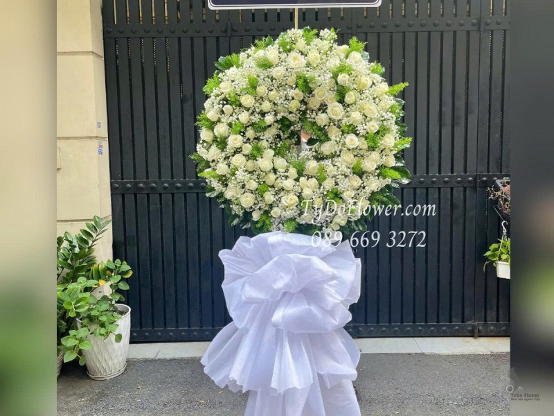 KCB0625435 KỆ HOA TANG LỄ VÒNG HOA CHIA BUỒN Kính Viếng Thiết kế vòng hoa hồng trắng