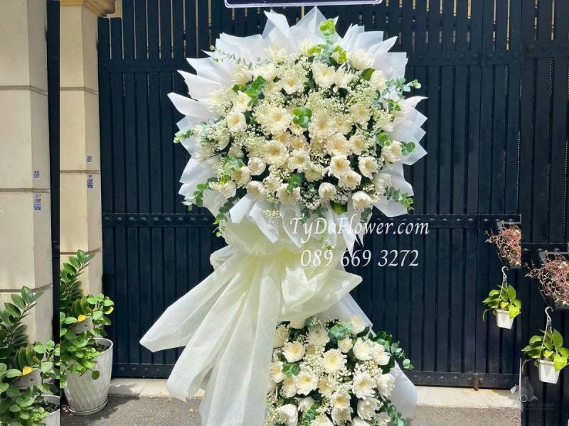 KCB0625436 KỆ HOA TANG LỄ VÒNG HOA CHIA BUỒN Kính Viếng Thiết kế 02 tầng hoa cúc trắng